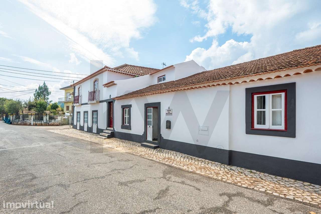 Moradia ou Palacete com 16 divisões assoalhadas e logradouro privativo - Grande imagem: 2/39