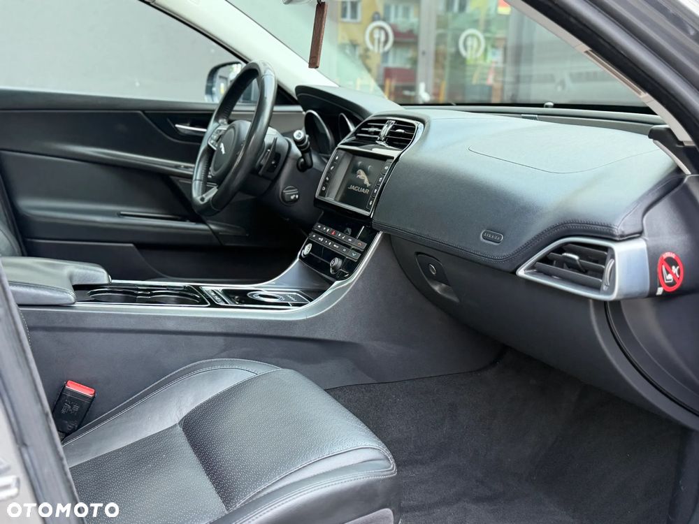 Jaguar XE 2.0 D Portfolio - 32
