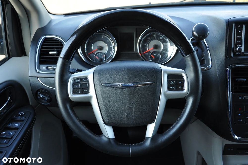 Chrysler Town & Country 3.6 Limited - 12