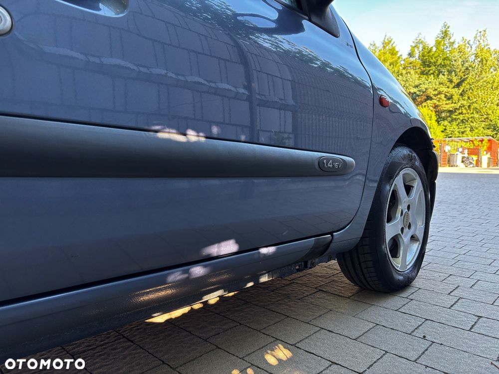 Renault Clio 1.4i RT 16V - 12