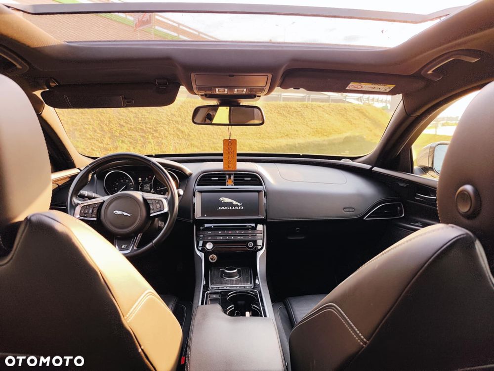 Jaguar XE 20d R-Sport - 8