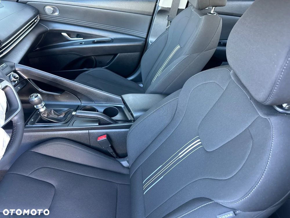 Hyundai Elantra 1.6 Smart CVT - 22