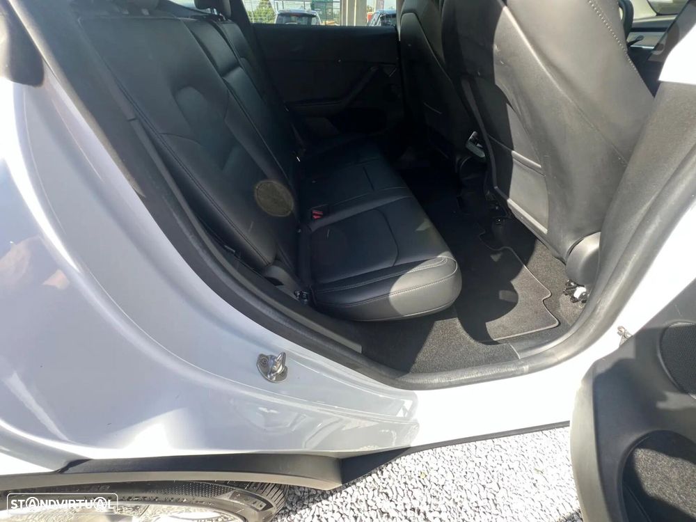 Tesla Model Y — fotografia 16