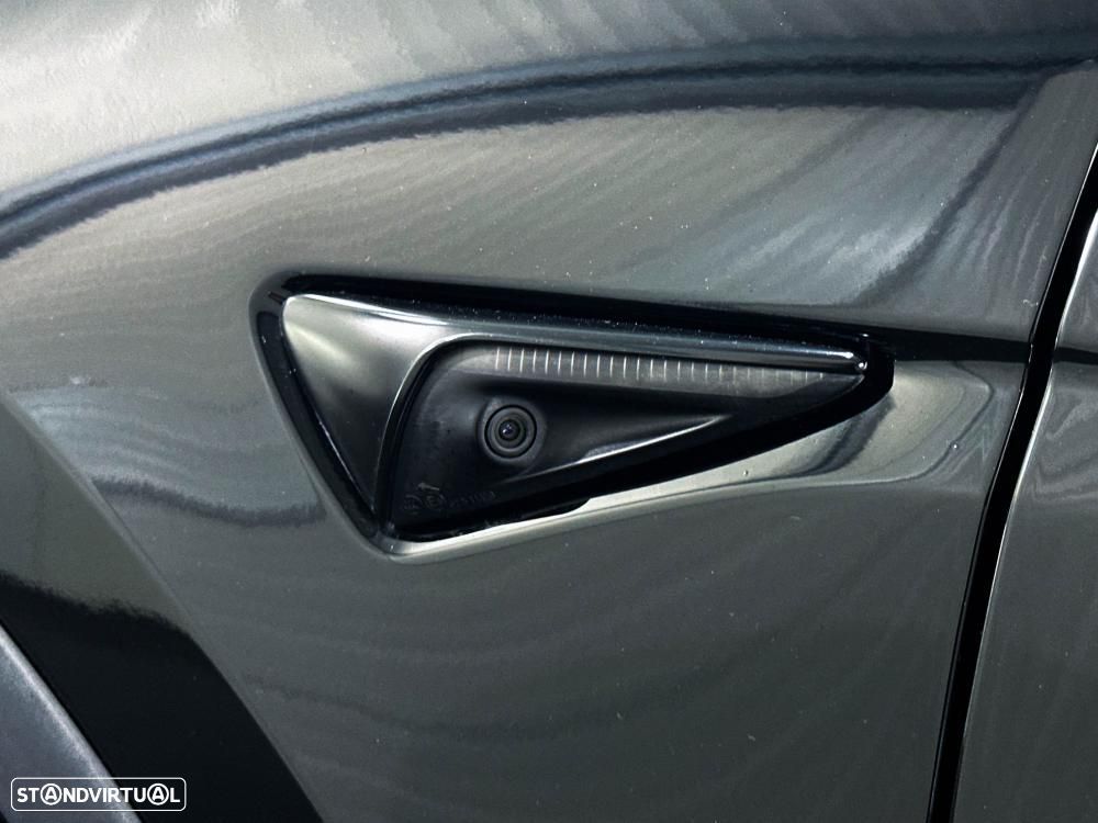 Tesla Model Y Performance Dual Motor AWD - 17