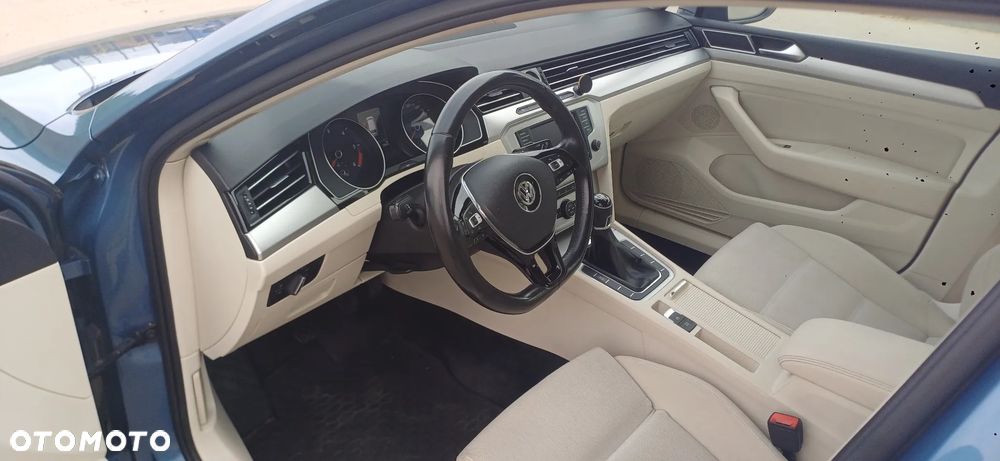 Volkswagen Passat - 12