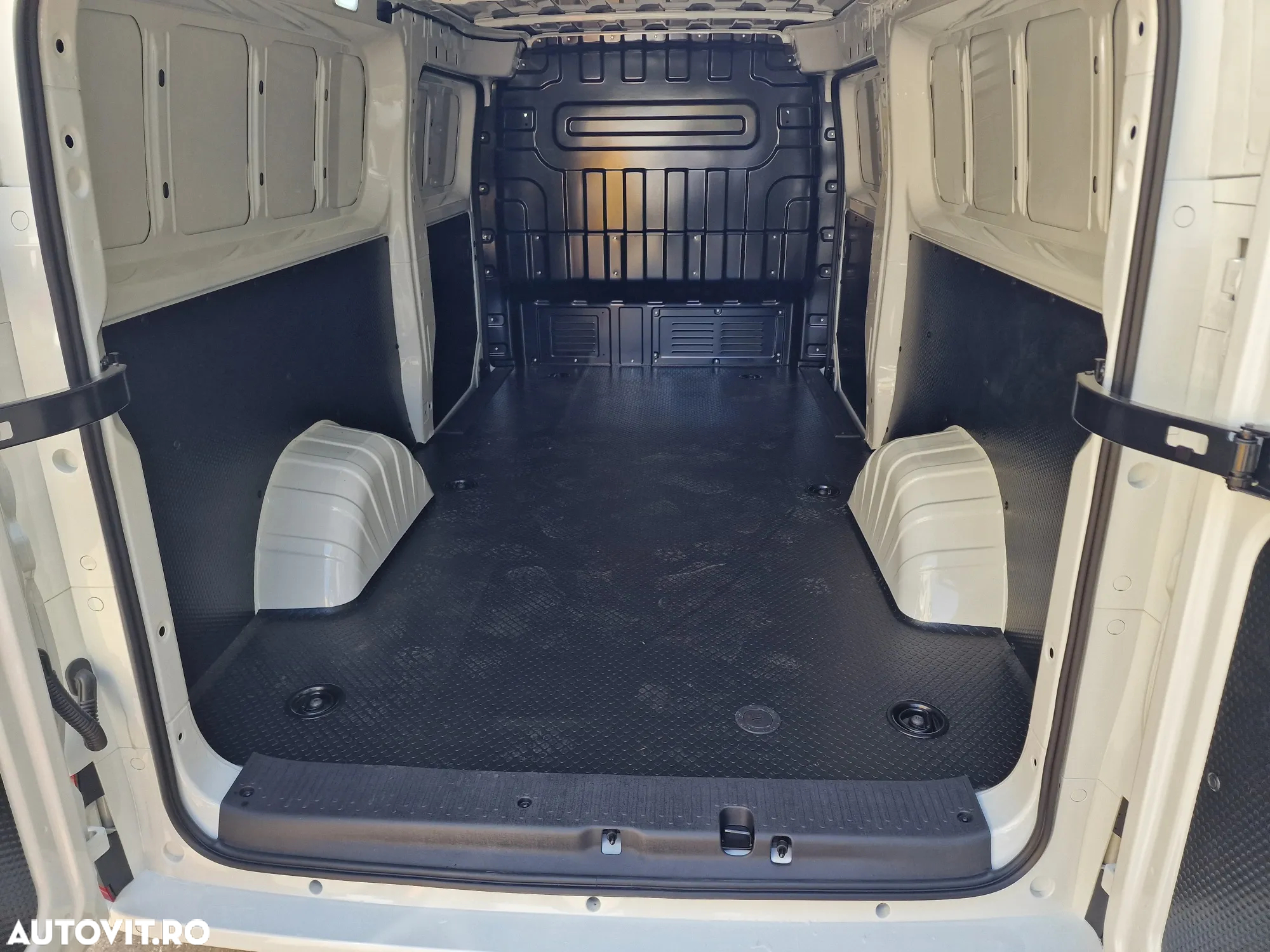 Maxus eDeliver 5 - 8