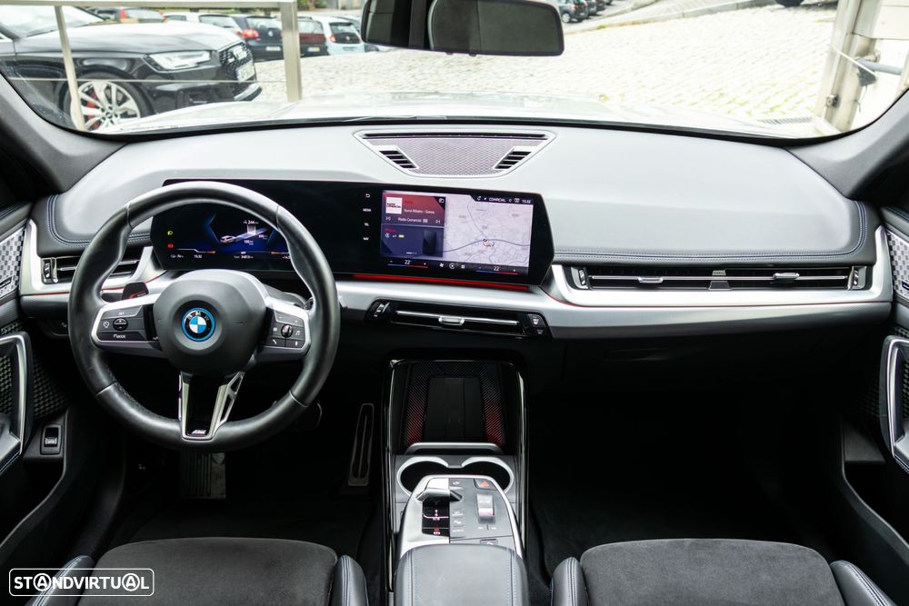 BMW iX1 eDrive20 Pack Desportivo M - 16