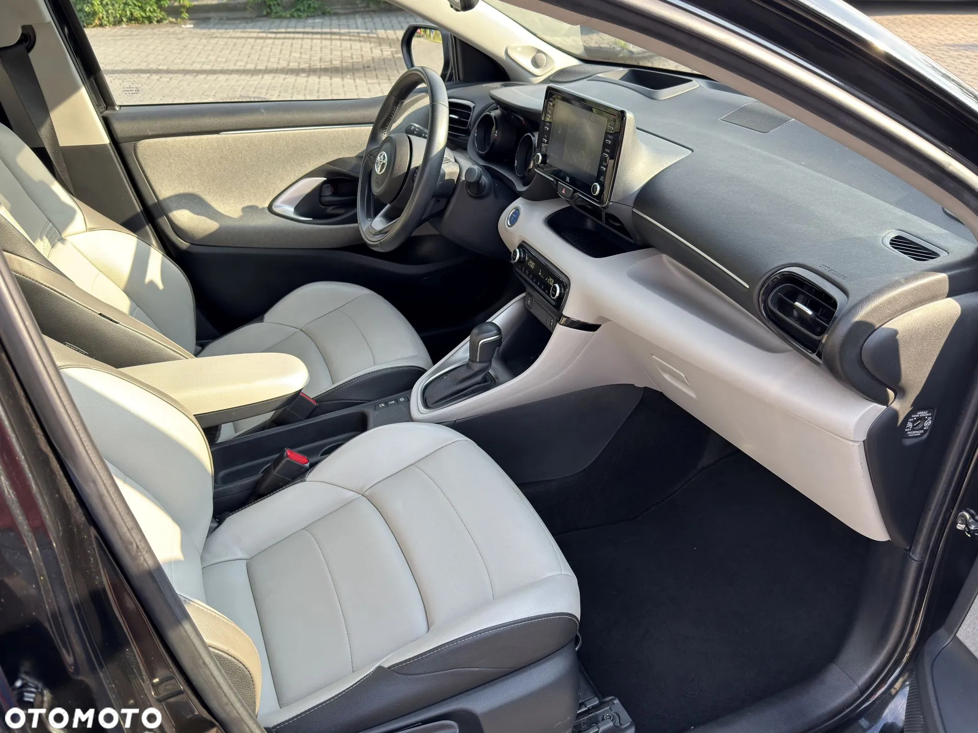 Toyota Yaris Hybrid 116 1.5 VVT-i Black&White - 9
