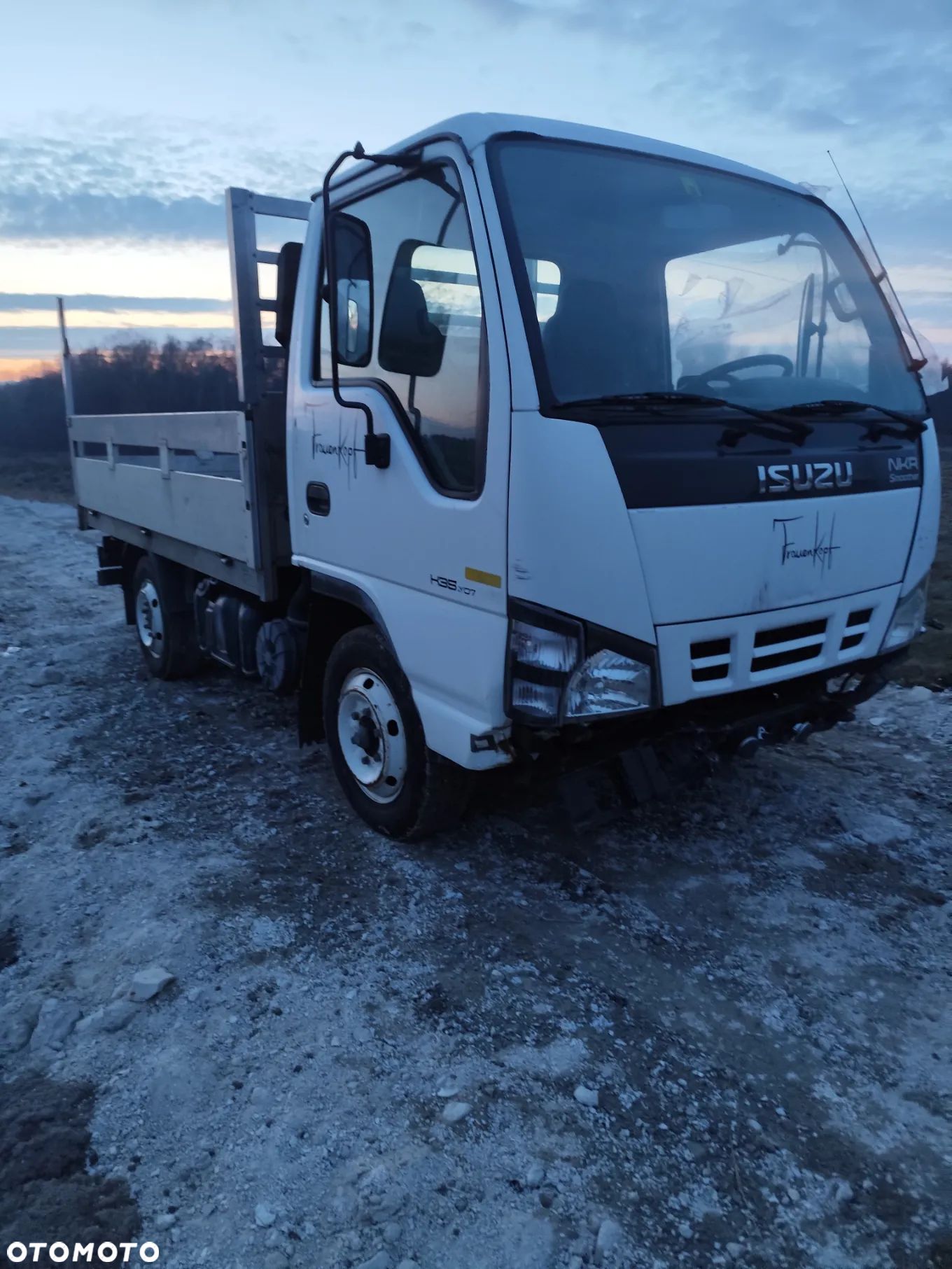 ISUZU seria 2007r NKR NQR 85 3.0 D  131.000 km kabina kompletna Europa szyba podsufitka - 1