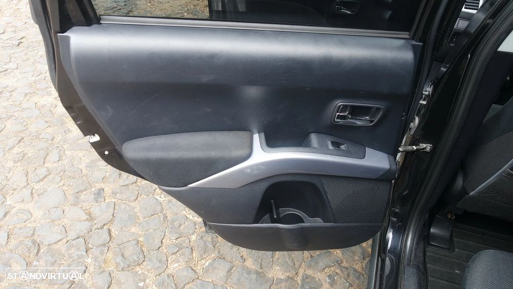 Mitsubishi Outlander 2.0 DI-D Intense 4WD - 32