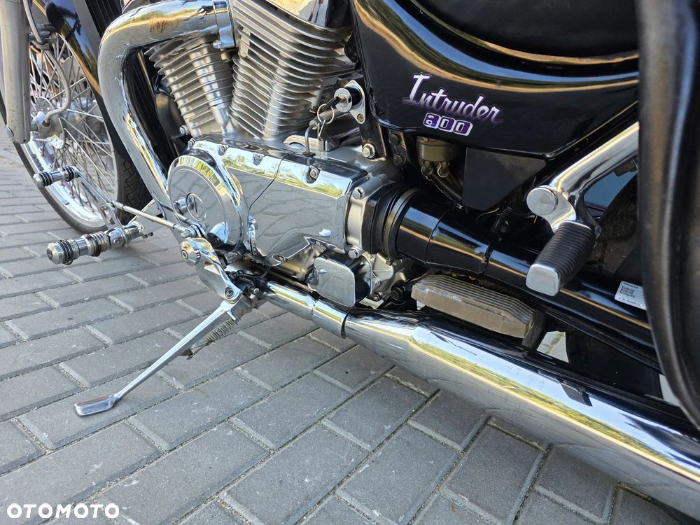 Suzuki Intruder - 10