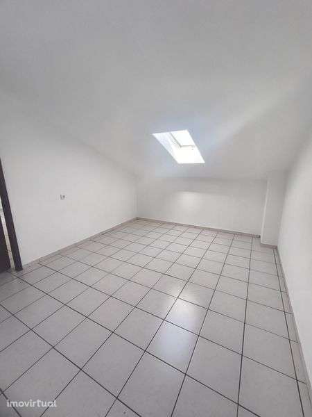 T1 em Fátima - Moita Redonda (Águas Furtadas) – Luminoso e Espaçoso - Grande imagem: 3/5