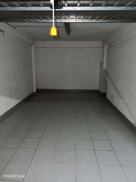 Garagem | ARRUMOS - perto estação Foros de Amora ( ver condições) - Grande imagem: 3/4