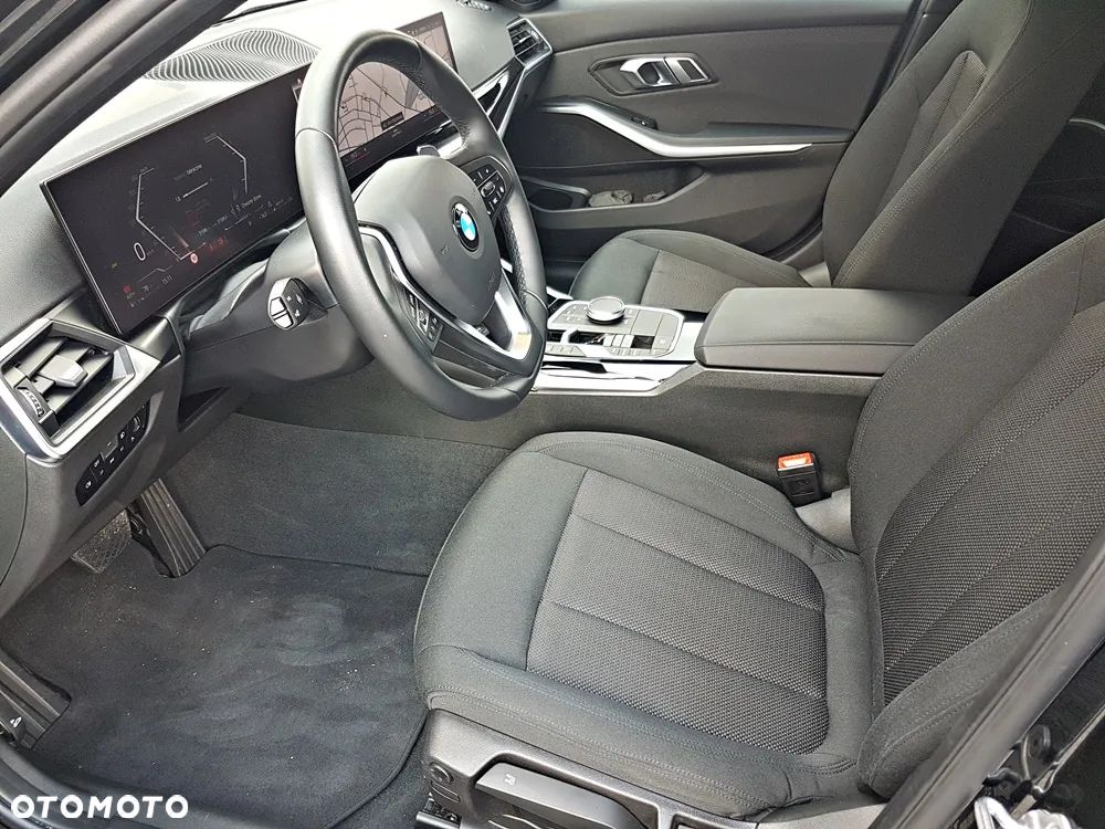 BMW Seria 3 330d xDrive mHEV - 14