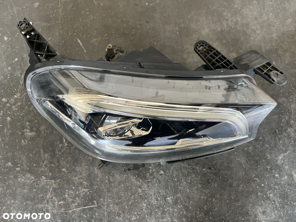 Lampa przednia prawa Mercedes W470 X-KLASA - 2