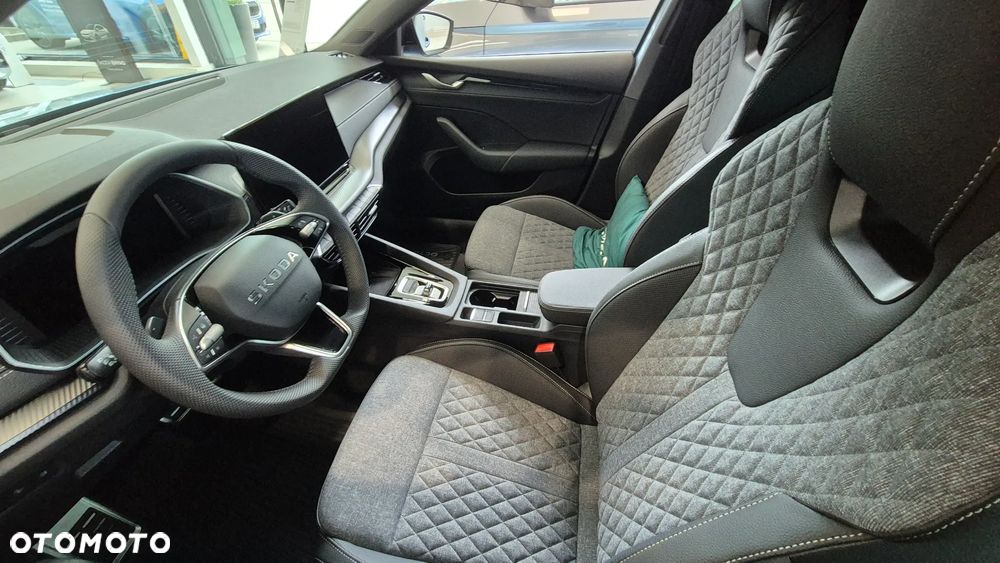 Skoda Octavia ver-1-5-tsi-mhev-sportline-dsg - 10