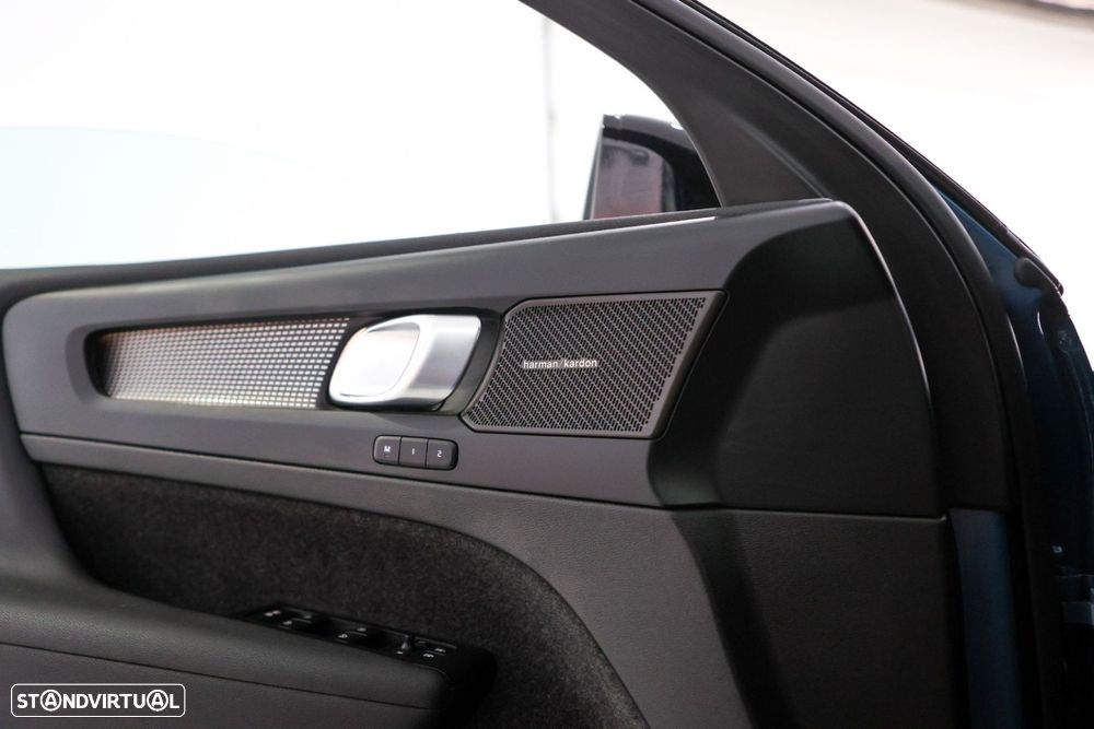 Volvo XC 40 2.0 B3 Plus Dark - 29