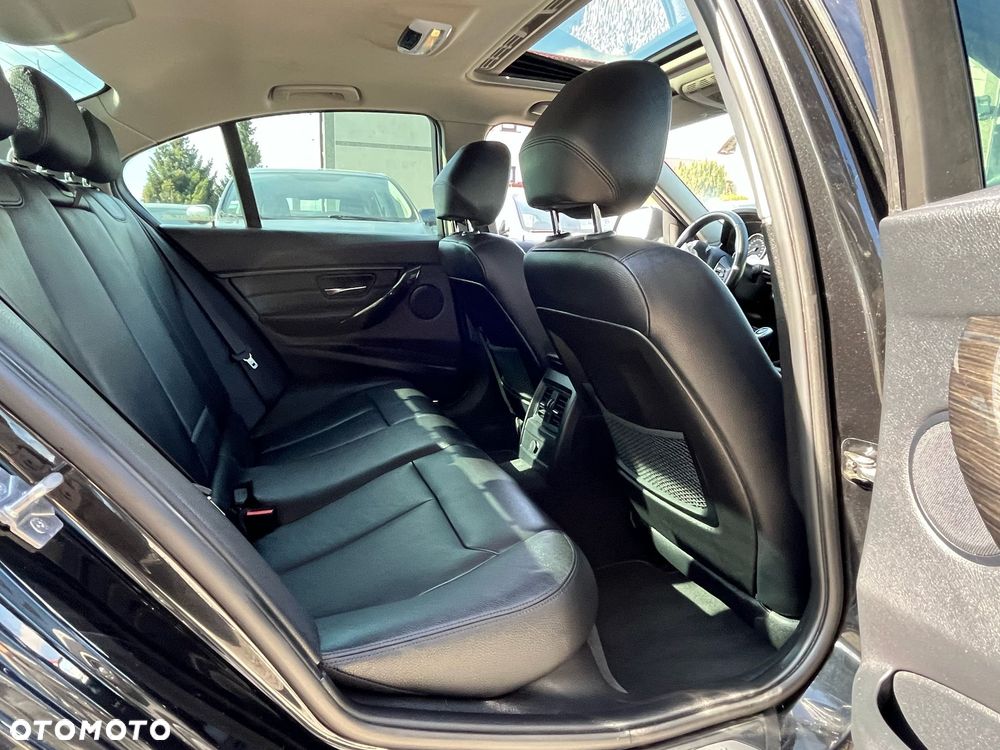 BMW Seria 3 318d xDrive M Sport - 24