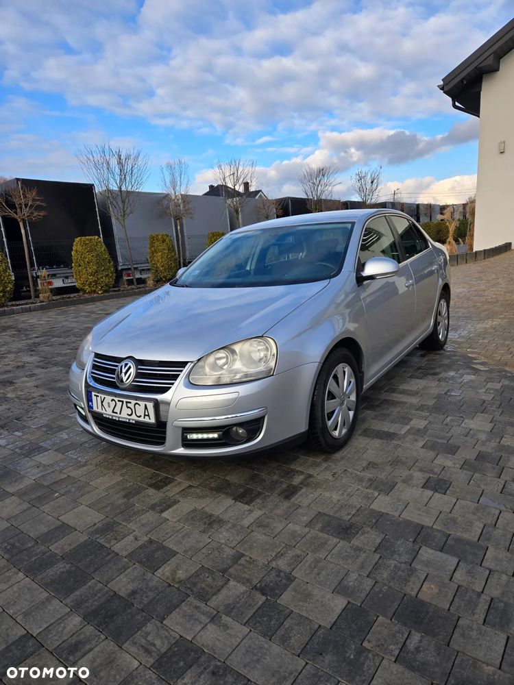 Volkswagen Jetta 2.0 TDI Sportline - 2