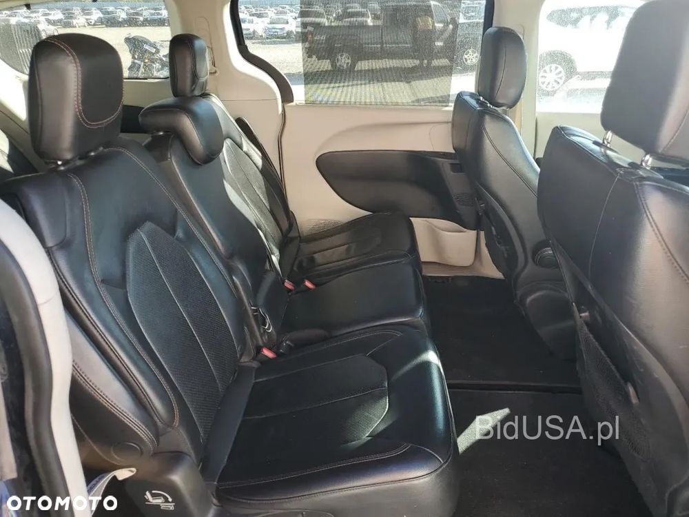 Chrysler Pacifica - 11