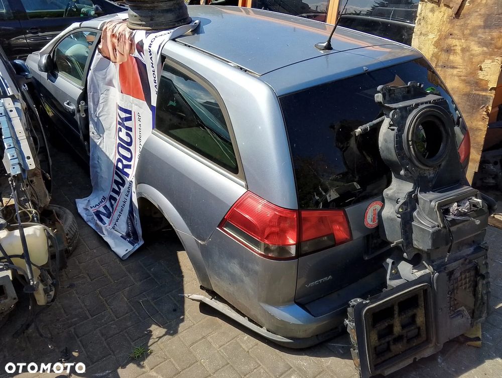 Opel Vectra C FL (05-08r.) 1.8B 140KM. Silnik Z18XER Skrzynia M26  F35 lakier 4AU(Z163) . Cały na części. GWARANCJA !!! Przód Tył Zestaw Komplet Drzwi Klapa Zderzak Błotnik Maska Grill Atrapa Szyba Pas Lampa Lusterko Boczki Fotel Kanapa Kokpit Deska Rozdzielcza Przełącznik Włącznik Sterownik Przewody Wiązka Instalacja Moduł Komputer Czujnik Listwa Pompa Alternator Wtryski Głowica Rozrusznik Kompresor Sprzęgło Dwumas Silnik Skrzynia ABS Klimatyzacji Paliwa Wspomagania Kolektor Turbina Przepustnica Zawór Chłodnica Koło Hak Belka Sanki Zawieszenie Mcpherson Półoś Amortyzator Wydech Tłumik Zacisk Most - 3