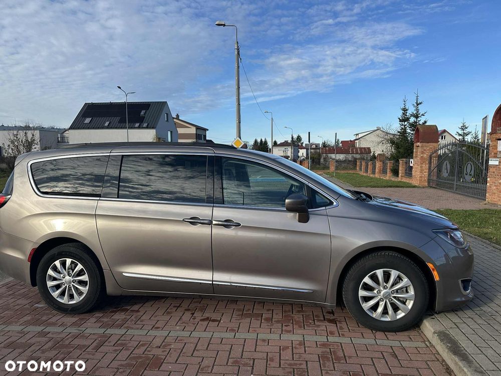 Chrysler Pacifica - 2