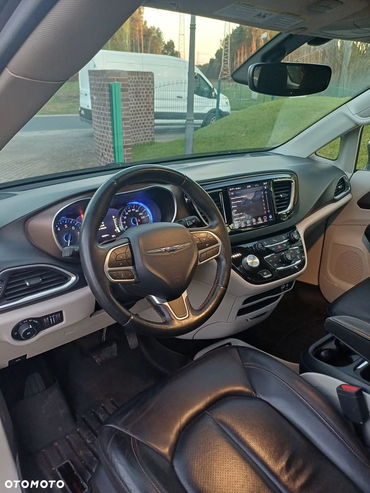 Chrysler Pacifica - 16