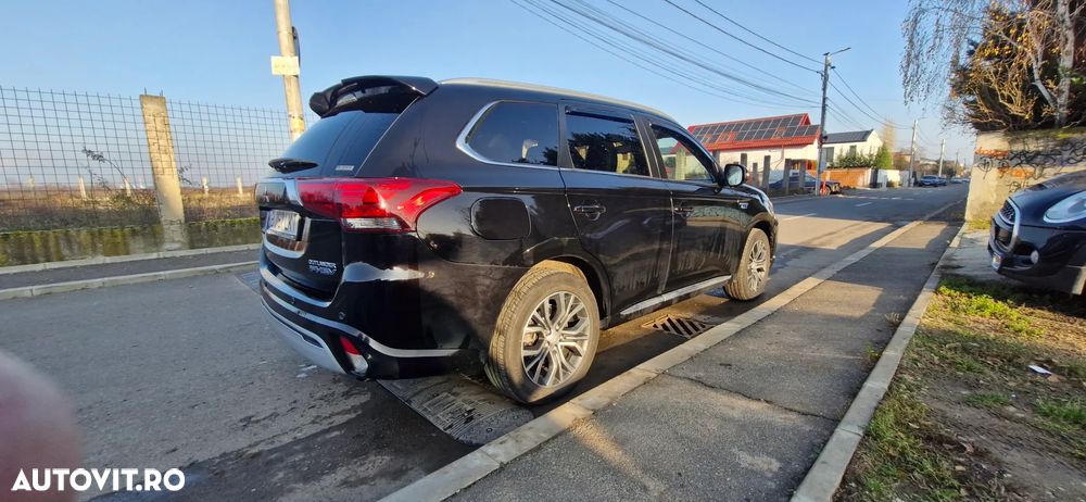 Mitsubishi Outlander PHEV 2.4 L 4X4 Instyle+ - 11