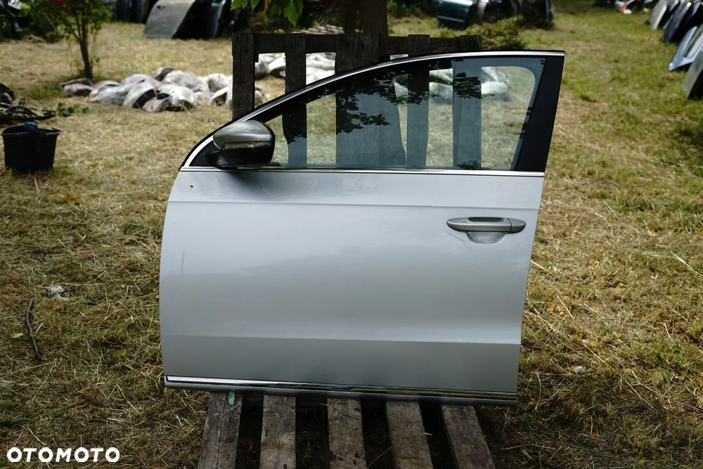 Drzwi przód przednie prawe VW Passat B7 Sedan LA7W