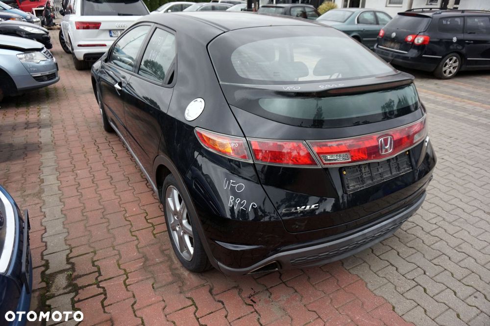 HONDA CIVIC VIII 5D HB 2007 B92P 1.8 16V R18A2 140KM CZARNY na części - 3