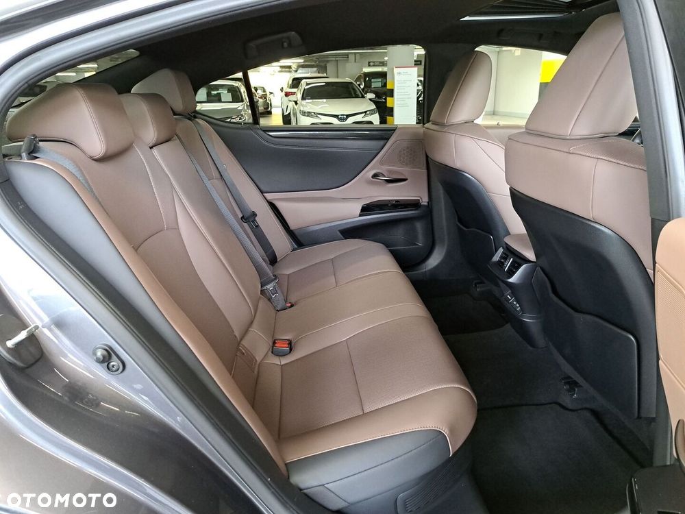 Lexus ES 300h Business Edition - 16