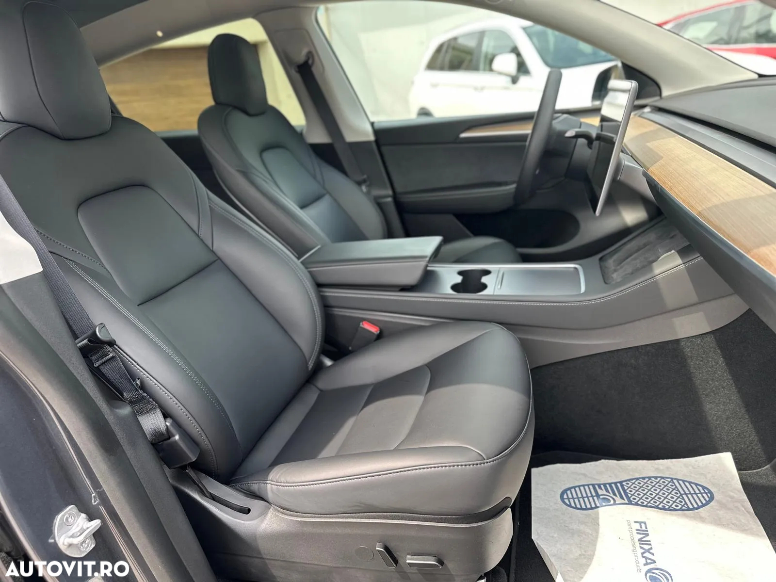 Tesla Model Y Long Range AWD - 23