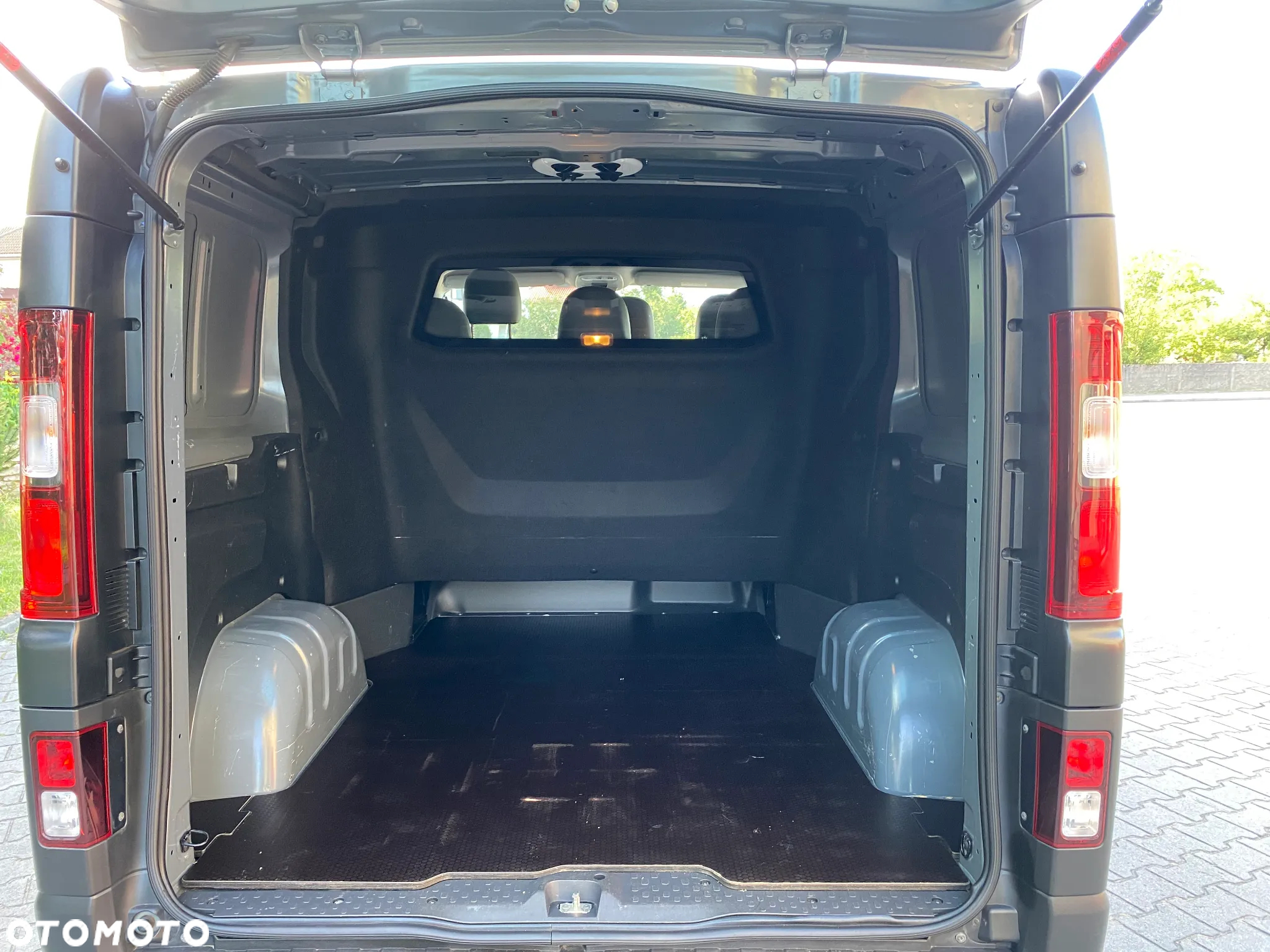 Renault Trafic 2.0 Doka 6 Osobowa Samochód Ciężarowy N1 Rejestracja 11.2021r - 19