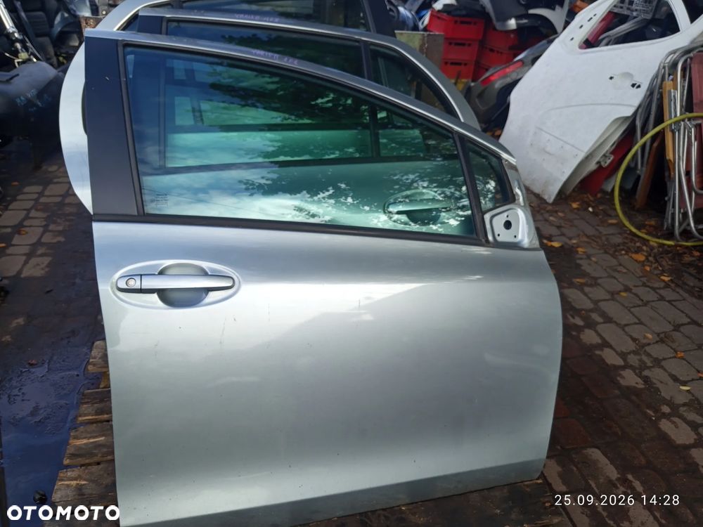 DRZWI OSPRZĘT DRZWI TOYOTA YARIS II PRAWE PRZEDNIE KOD KOLORU 1F8 SZYBA KLAMKA ZAMEK BOCZEK OGRANICZNIK PODNOŚNIK