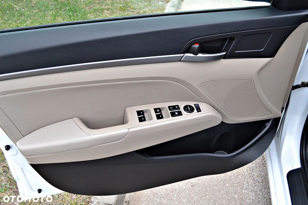 Hyundai Elantra - 25