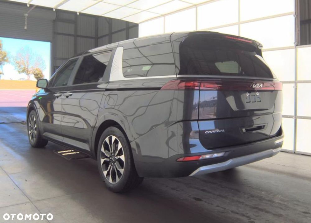 Kia Carnival - 7
