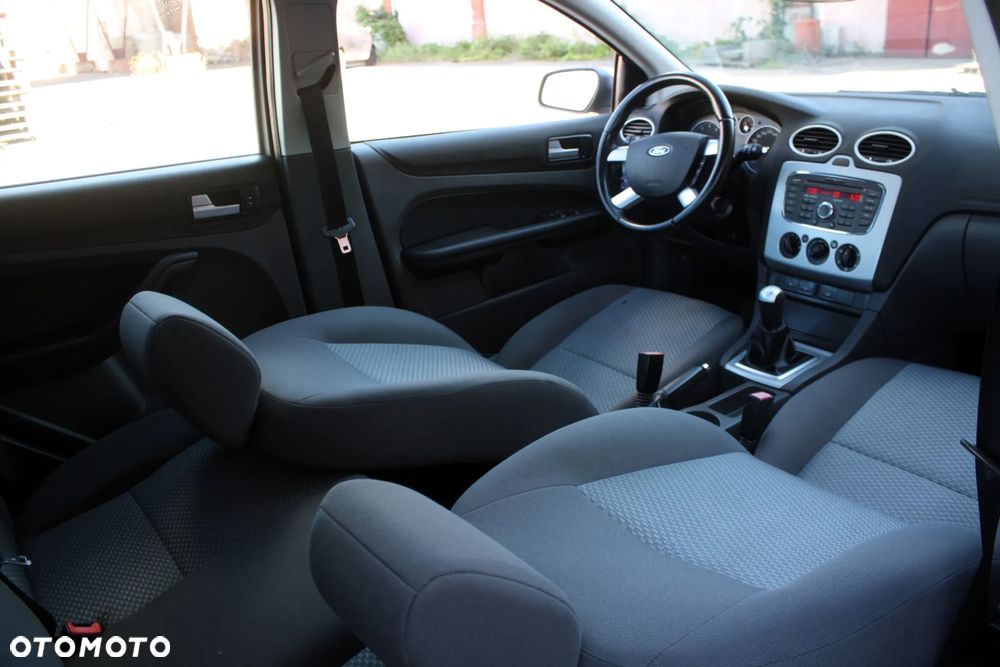 Ford Focus 1.6 16V Ghia - 8