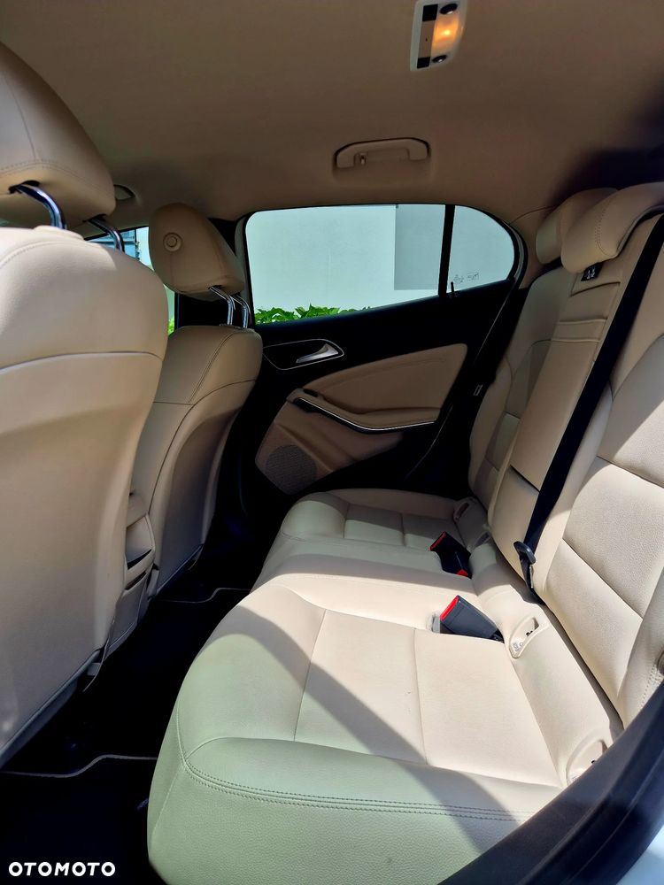Mercedes-Benz GLA 250 4Matic 7G-DCT - 13