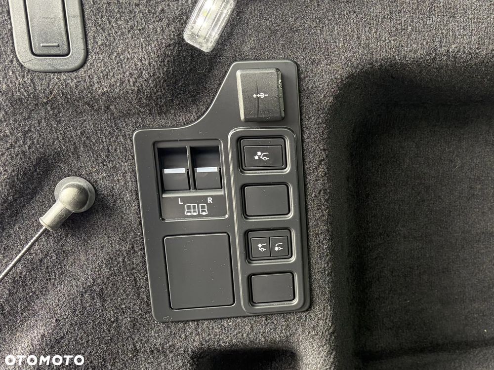 Land Rover Discovery 2.0 P300 R-Dynamic SE - 39