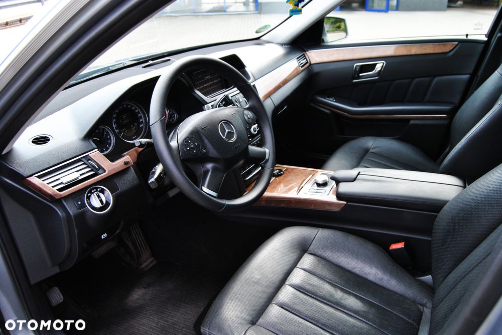 Mercedes-Benz Klasa E 300 CDI DPF BlueEFFICIENCY 7G-TRONIC Elegance - 9