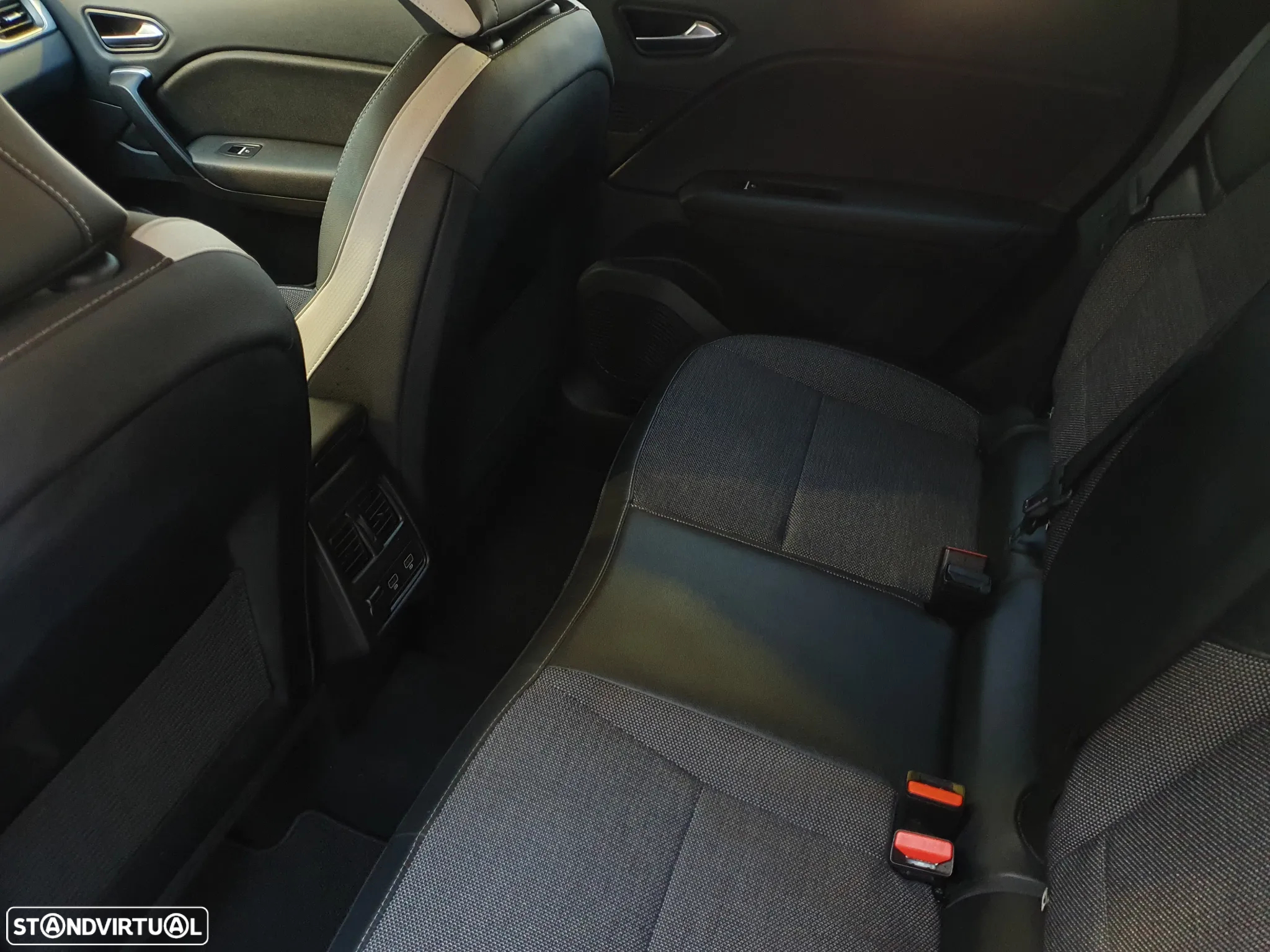 Renault Captur 1.5 dCi Exclusive EDC - 24