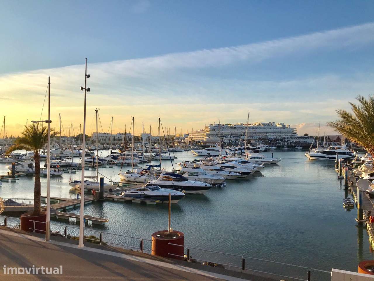 Arrenda-se ao Ano (a partir de Setembro) | T1+1 | Marina de Vilamoura - Grande imagem: 2/14