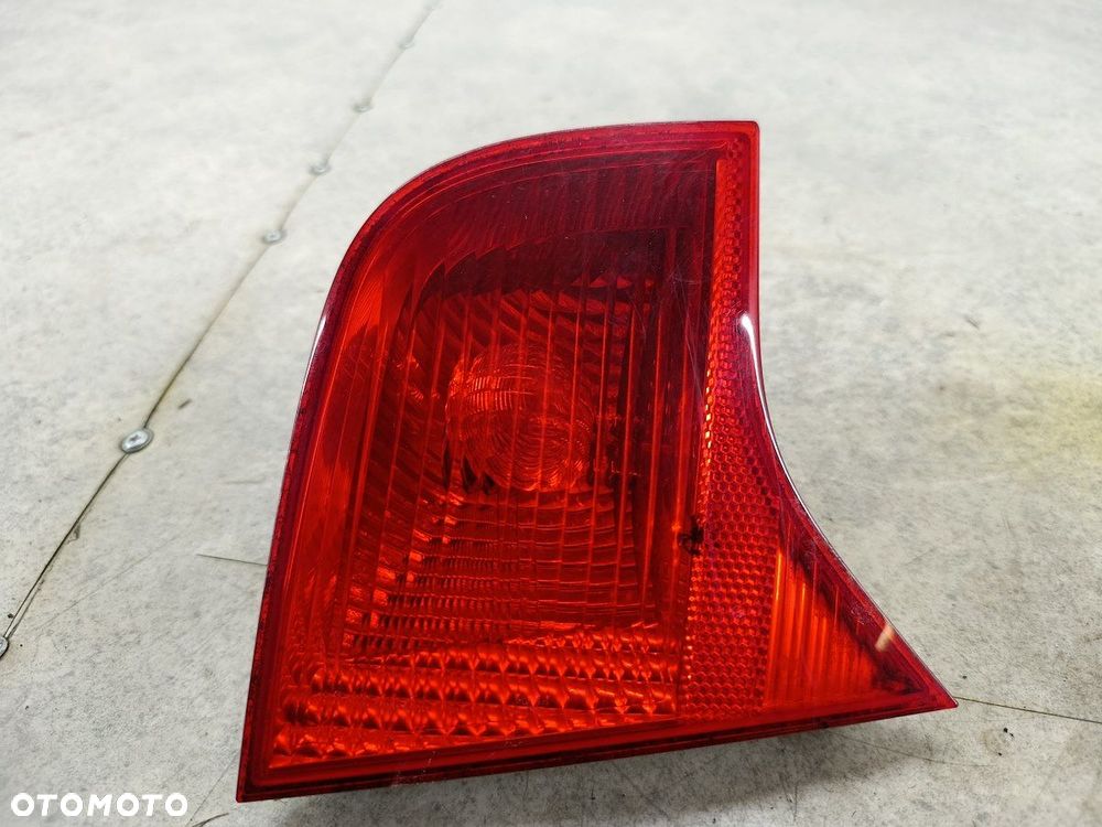 LAMPA TYLNA LEWA W KLAPE AUDI A4 B7 8E5945093A HELLA SEDAN - 4