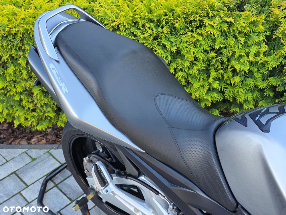 Suzuki GSR - 16