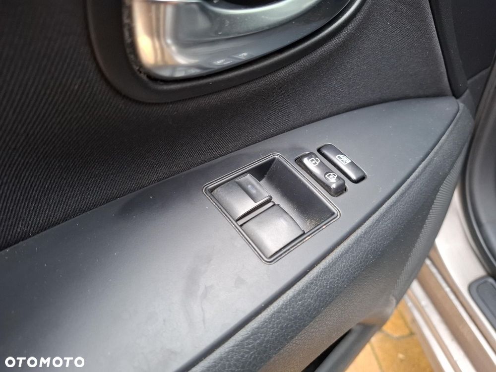 Toyota Avensis 1.6 Active - 11