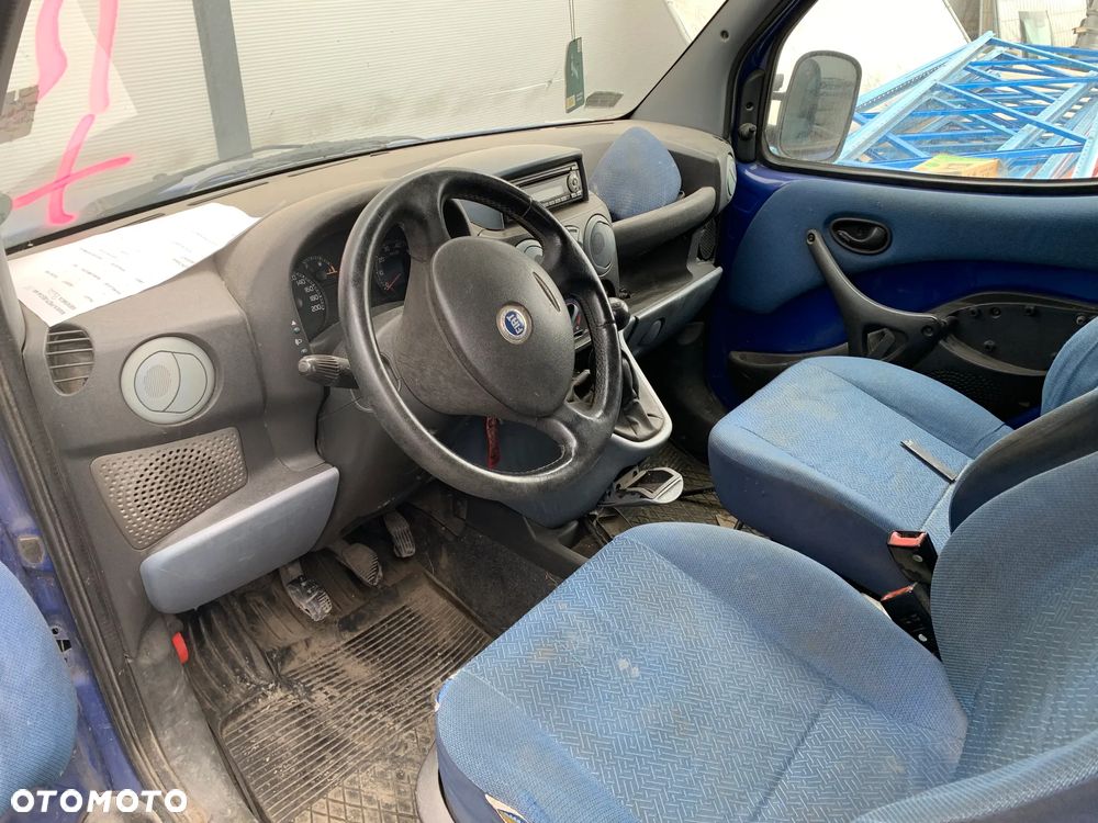 FIAT DOBLO 2004 *SAMOCHÓD NA CZĘŚCI* 4671 MASKA, LAMPA, DRZWI, LUSTERKO, ZDERZAK, GRILL, BŁOTNIK, KLAPA, BELKA, DESKA, FOTELE, KANAPA, ĆWIARTKA KIEROWNICA, TARCZE, ZACISKI, ZAWIESZENIE, KOMPLETNY PRZÓD, KOMPLETNY TYŁ, LICZNIK, ZEGARY, PRAWE LEWE PRZÓD TYŁ - 5