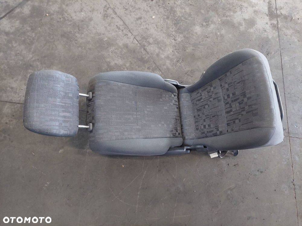 FOTEL TRZECI RZĄD PRAWY TYŁ TOYOTA PREVIA II - 1