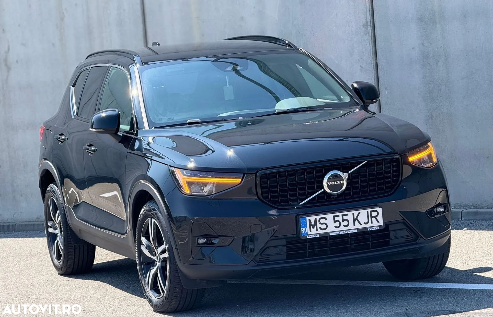 Volvo XC 40 B4 AT FWD MHEV Plus Dark - 1