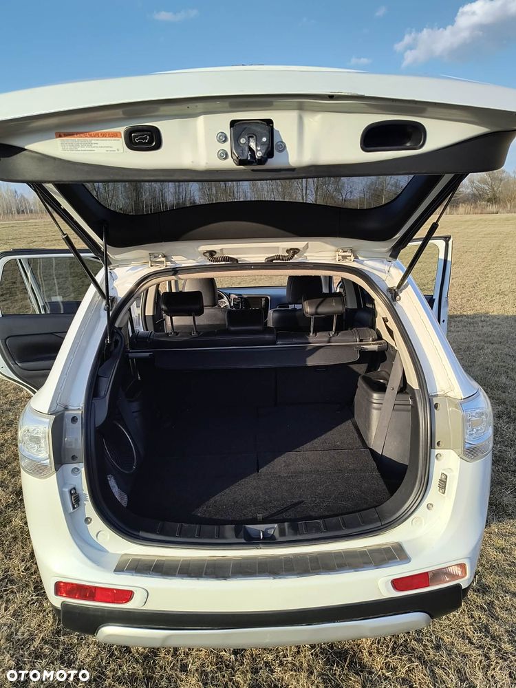 Mitsubishi Outlander 2.2 DID Instyle Navi 4WD - 14