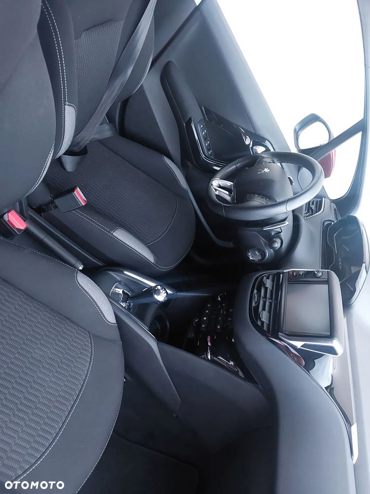 Peugeot 208 - 10